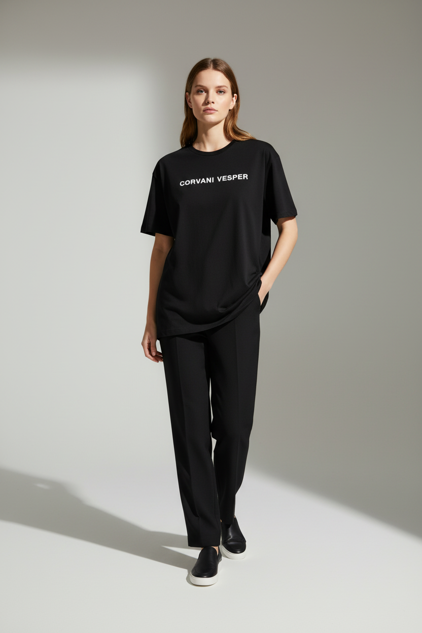 Corvani Vesper Crest T-shirt Donna featuring a stylish crest graphic, soft fabric, and casual fit for everyday wear.